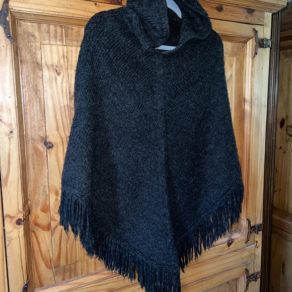 G. H. Bass & Co. vintage charcoal/black poncho/cape. - Picture 3 of 8